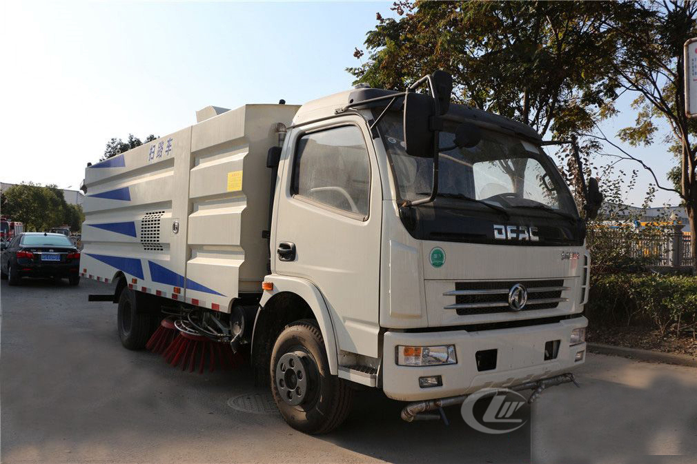 不上牌5.5方東風(fēng)福瑞卡 掃路車
