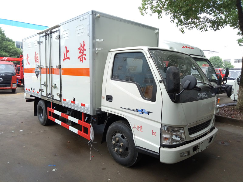 多利卡4.1米（3.4噸）腐蝕品廂式車