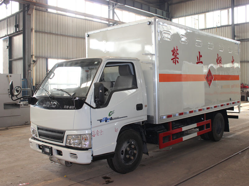 雜項(xiàng)危險(xiǎn)品半掛廂式運(yùn)輸車(chē)